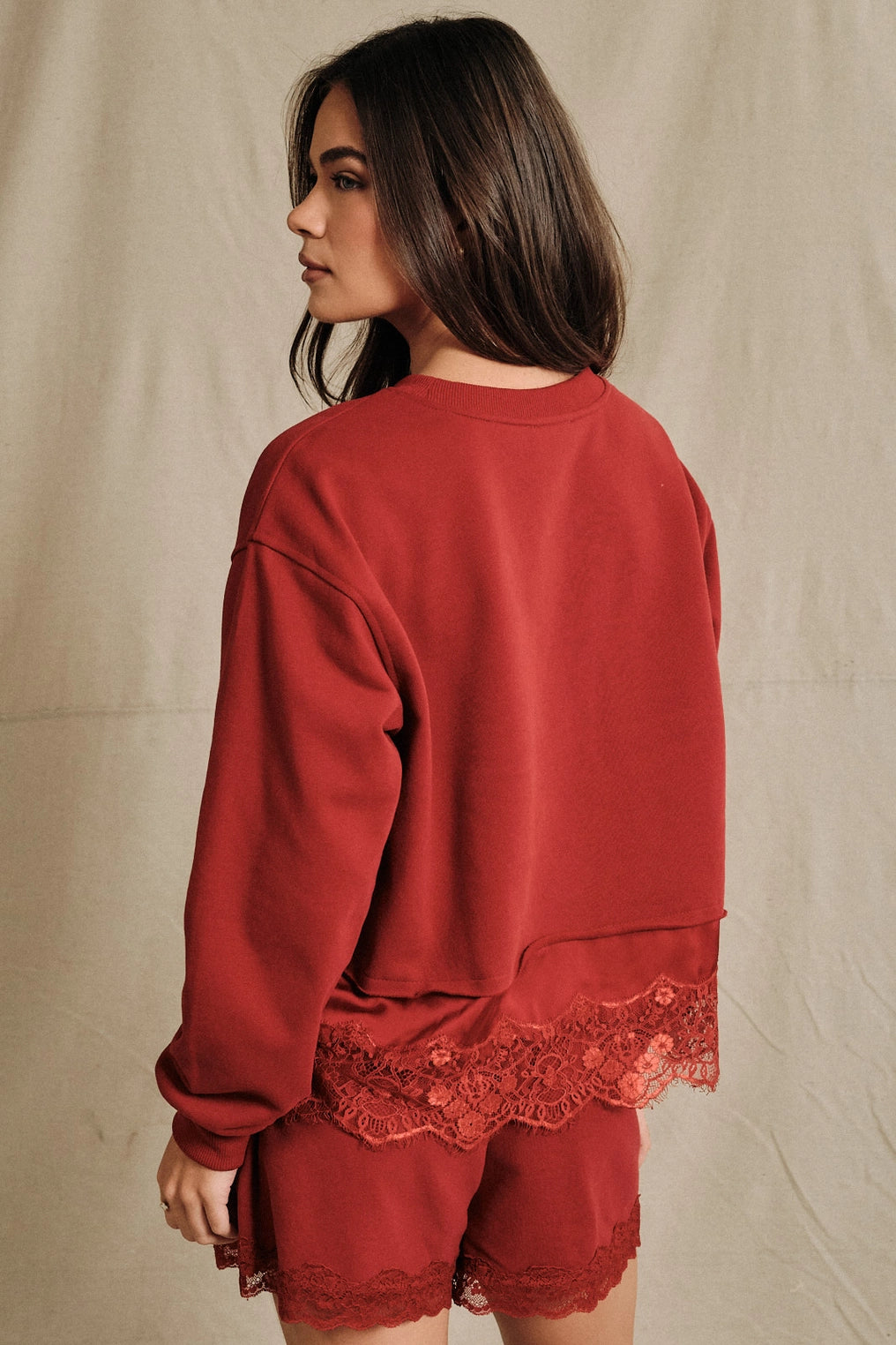 Round Neck Lace Trimmed Hem L/S Sweatshirt
