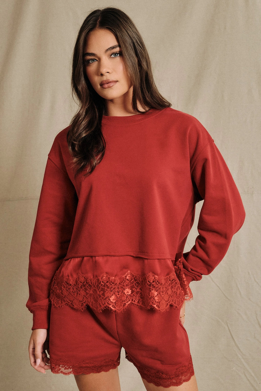 Round Neck Lace Trimmed Hem L/S Sweatshirt